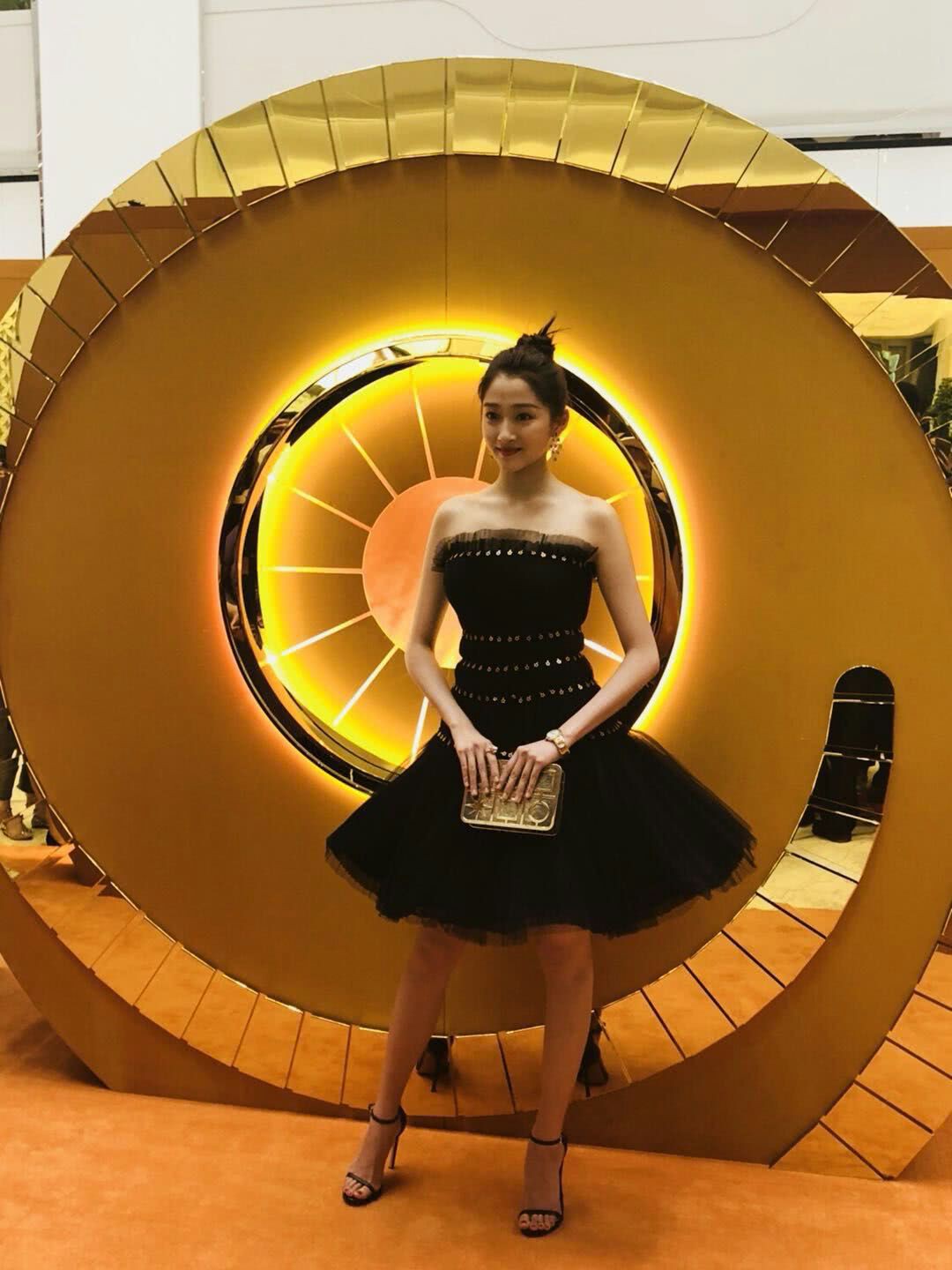 Không cần photoshop, bạn gái Luhan đẹp không tì vết bất chấp cả camera thường - Ảnh 14.