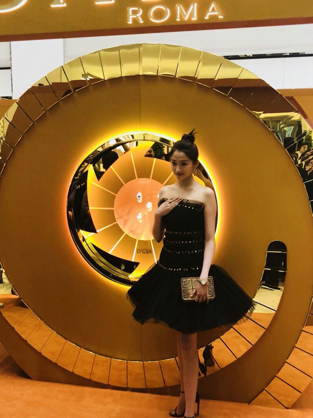 Không cần photoshop, bạn gái Luhan đẹp không tì vết bất chấp cả camera thường - Ảnh 15.