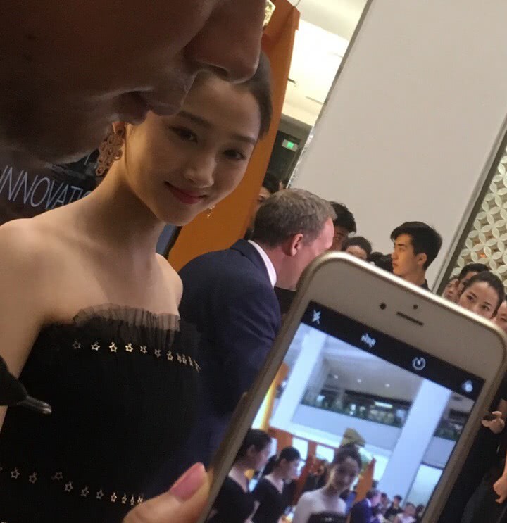 Không cần photoshop, bạn gái Luhan đẹp không tì vết bất chấp cả camera thường - Ảnh 17.