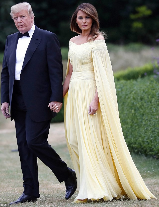 Bà Melania Trump “chiếm sóng MXH” với chiếc đầm được ví như đầm của Belle trong Người đẹp và quái vật - Ảnh 2.