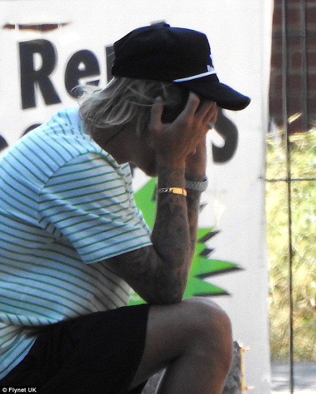 Justin Bieber bỗng ôm mặt căng thẳng trên phố và xóa clip về vợ sắp cưới trên mạng - Ảnh 2.