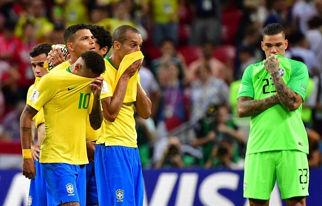 Sao Brazil bị chỉ trích vì sử dụng súng sau khi bị loại khỏi World Cup 2018 - Ảnh 3.