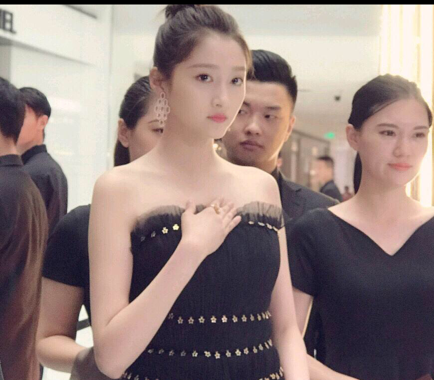 Không cần photoshop, bạn gái Luhan đẹp không tì vết bất chấp cả camera thường - Ảnh 20.