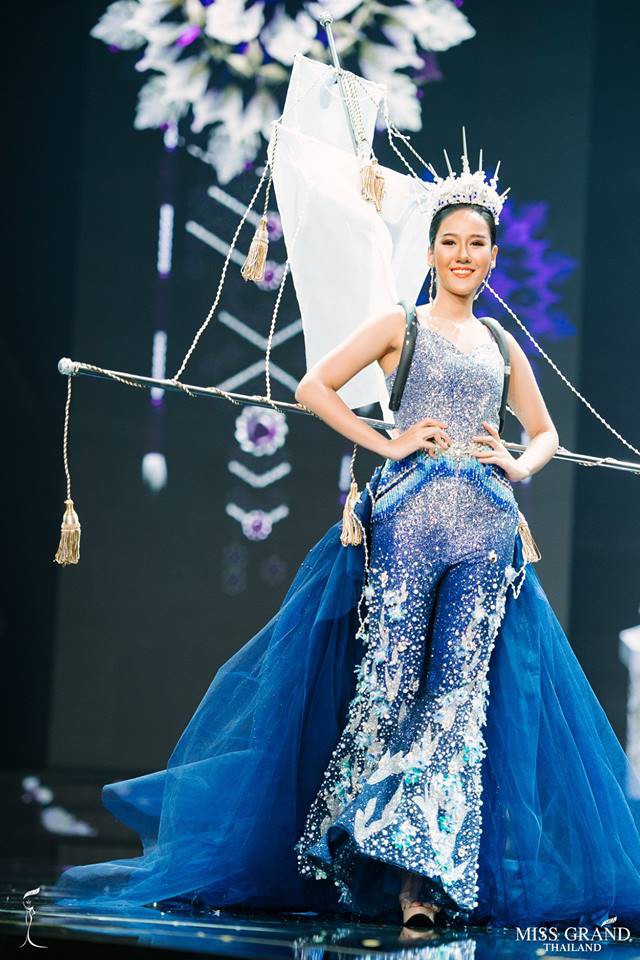 Miss Grand Thái 2018: được ăn cả, ngã vẫn ăn điểm khi mà các thí sinh toàn mặc đồ lồng lộn thế này - Ảnh 1.