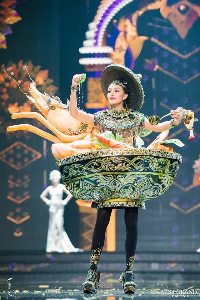 Miss Grand Thái 2018: được ăn cả, ngã vẫn ăn điểm khi mà các thí sinh toàn mặc đồ lồng lộn thế này - Ảnh 3.