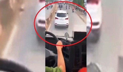 T&agrave;i xế diễn tr&ograve; trước xe chữa ch&aacute;y: T&ocirc;i kh&ocirc;ng nghe thấy g&igrave; - Ảnh 1.