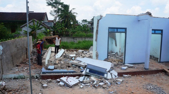 Vụ sập tường nhà làm 3 người thương vong ở Nghệ An: Tang thương bao trùm xóm nghèo - Ảnh 1.