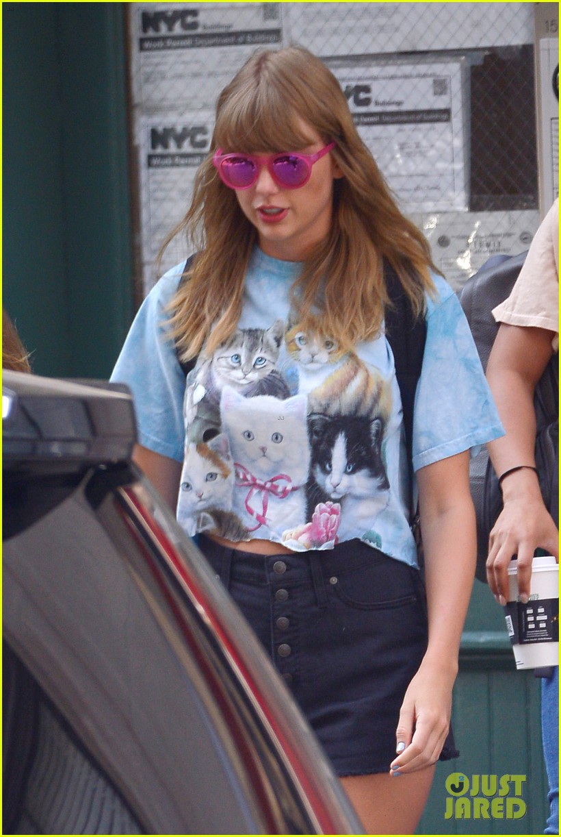 taylor-swift-and-gigi-hadid-wear-animal-prints-while-out-in-nyc-02-15314981103751303632808.jpg