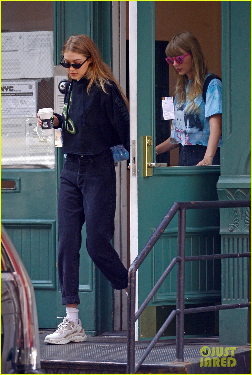 taylor-swift-and-gigi-hadid-wear-animal-prints-while-out-in-nyc-05-15314981334301705479128.jpg