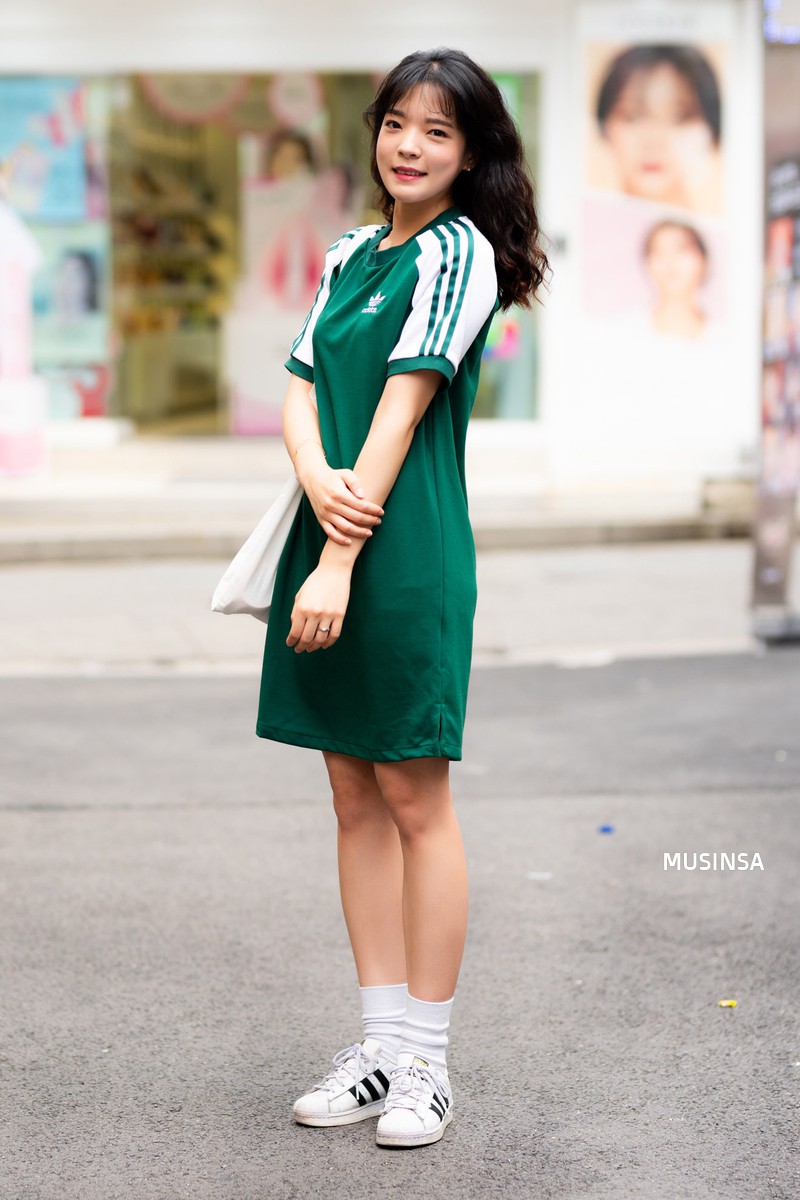 Street style giới trẻ Hàn: vẫn đơn giản mà đẹp ngất như thường lệ nhưng còn có những ca cực độc - Ảnh 12.