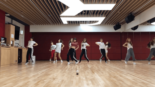 Khoe clip vũ đạo cho bài hát chào hè, TWICE khai trương phòng tập mới toanh của JYP - Ảnh 1.