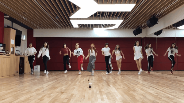 Khoe clip vũ đạo cho bài hát chào hè, TWICE khai trương phòng tập mới toanh của JYP - Ảnh 2.