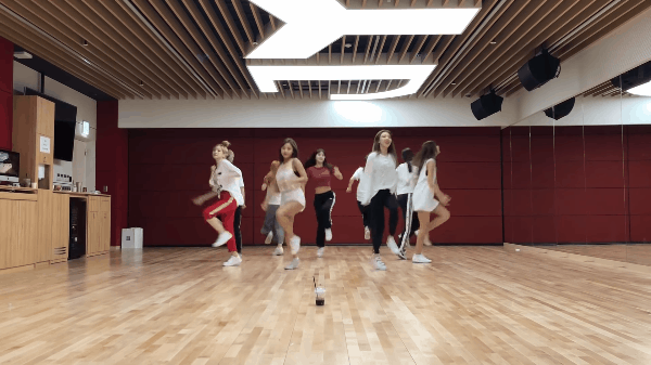 Khoe clip vũ đạo cho bài hát chào hè, TWICE khai trương phòng tập mới toanh của JYP - Ảnh 3.