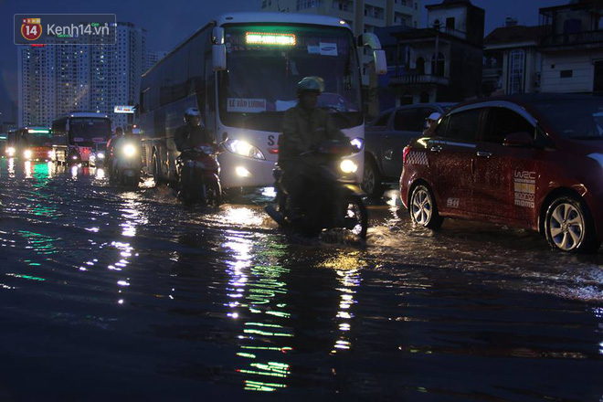 Mưa lớn kéo dài, nhiều tuyến phố Hà Nội ngập sâu trong biển nước - Ảnh 3.
