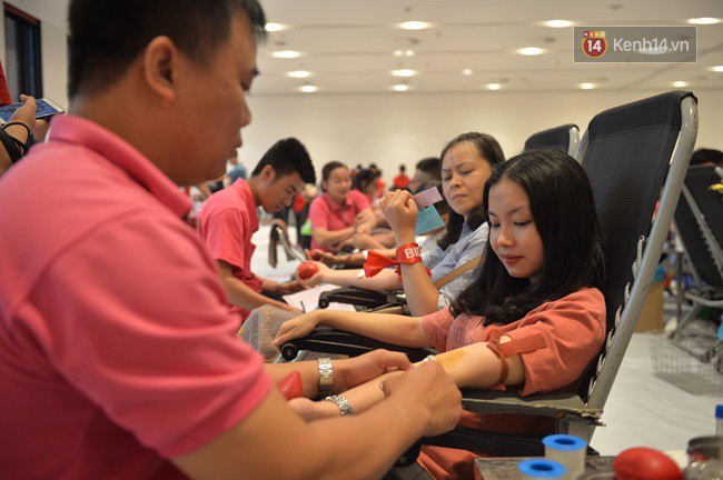 Gần 1.000 người đội mưa tham gia hiến máu trong ngày hội Giọt hồng tri ân và Hành trình Đỏ lần thứ VI - 2018 - Ảnh 7.