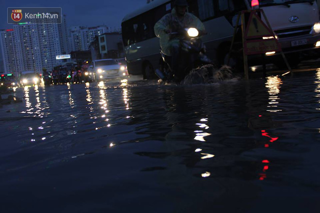 Mưa lớn kéo dài, nhiều tuyến phố Hà Nội ngập sâu trong biển nước - Ảnh 5.