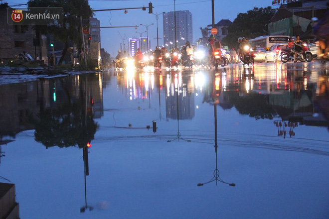 Mưa lớn kéo dài, nhiều tuyến phố Hà Nội ngập sâu trong biển nước - Ảnh 4.