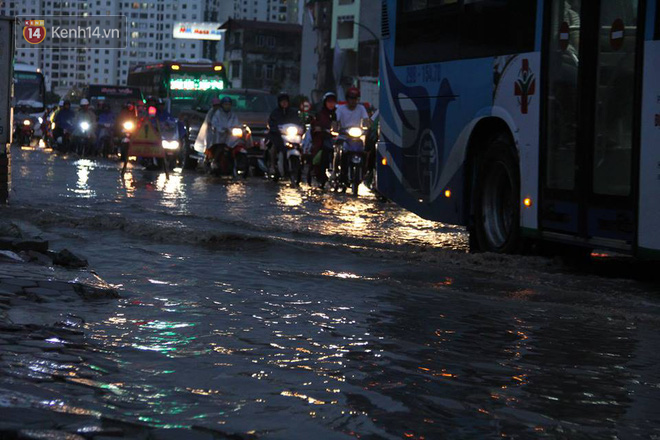 Mưa lớn kéo dài, nhiều tuyến phố Hà Nội ngập sâu trong biển nước - Ảnh 2.