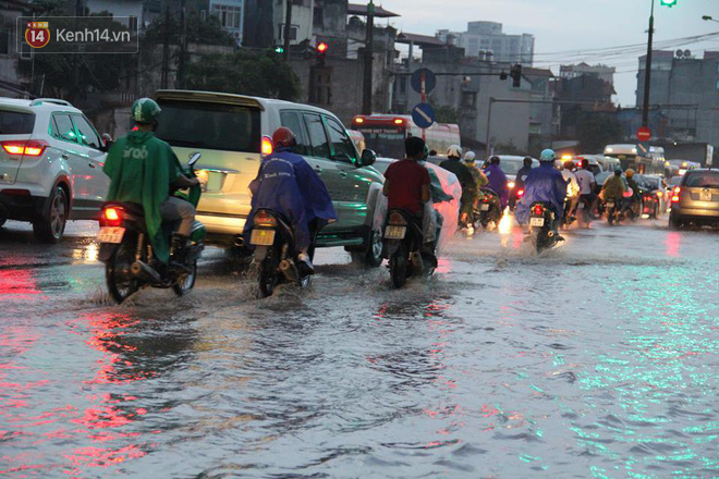 Mưa lớn kéo dài, nhiều tuyến phố Hà Nội ngập sâu trong biển nước - Ảnh 1.