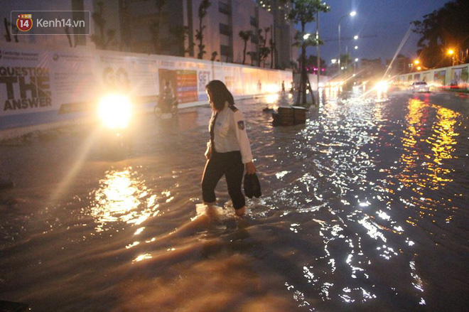 Mưa lớn kéo dài, nhiều tuyến phố Hà Nội ngập sâu trong biển nước - Ảnh 10.