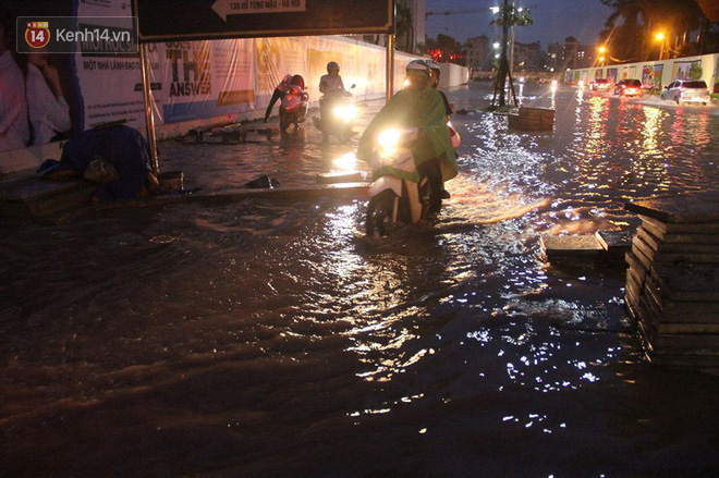 Mưa lớn kéo dài, nhiều tuyến phố Hà Nội ngập sâu trong biển nước - Ảnh 11.