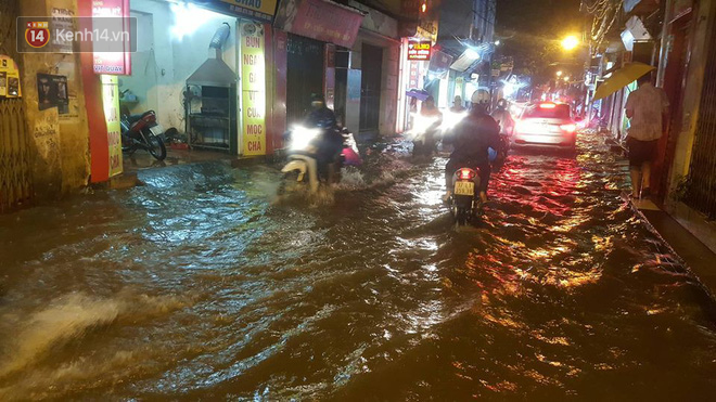 Mưa lớn kéo dài, nhiều tuyến phố Hà Nội ngập sâu trong biển nước - Ảnh 6.