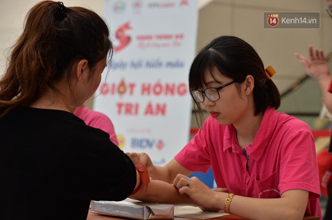 Gần 1.000 người đội mưa tham gia hiến máu trong ngày hội Giọt hồng tri ân và Hành trình Đỏ lần thứ VI - 2018 - Ảnh 6.