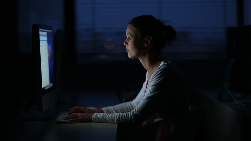 Cố thức đêm để làm việc ai ngờ mang đến bao hiểm họa sức khỏe khiến chúng ta mau gặp thần chết - Ảnh 1.