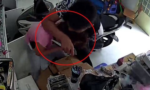Nam thanh niên dùng dao kề cổ chủ tiệm tạp hoá, cướp tài sản giữa ban ngày - Ảnh 1.