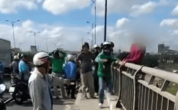 Clip: Tài xế Grab nhanh trí chộp tay, giải cứu nam thanh niên đang đánh đu ngoài thành cầu đòi tự tử - Ảnh 2.
