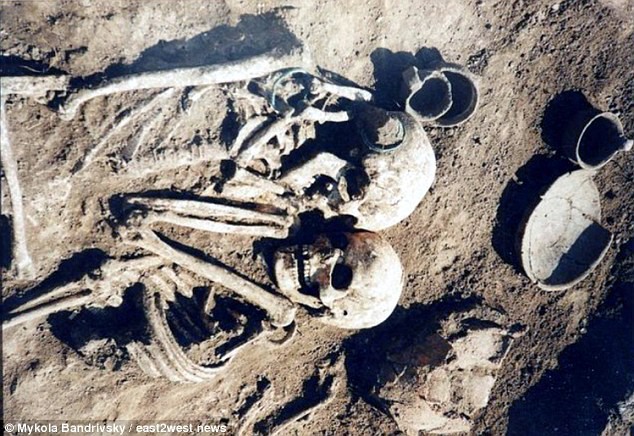 Cặp hài cốt chết trong tư thế kỳ lạ chưa từng thấy và sự thật bất ngờ cách đây 3.000 năm - Ảnh 3.
