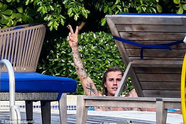 Justin Bieber lộ vòng 3 lấp ló vì mặc nội y xuống hồ bơi, phấn khích chạy nhảy đu cột sau khi đính hôn - Ảnh 5.