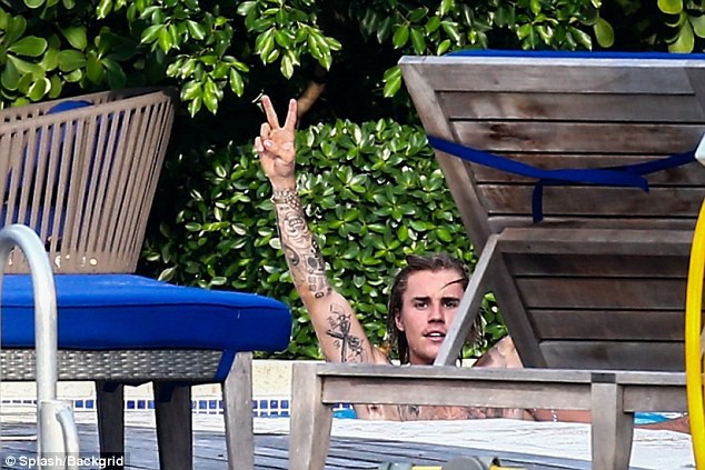 Justin Bieber lộ v&ograve;ng 3 lấp l&oacute; v&igrave; mặc nội y xuống hồ bơi, phấn kh&iacute;ch chạy nhảy đu cột sau khi đ&iacute;nh h&ocirc;n - Ảnh 5.