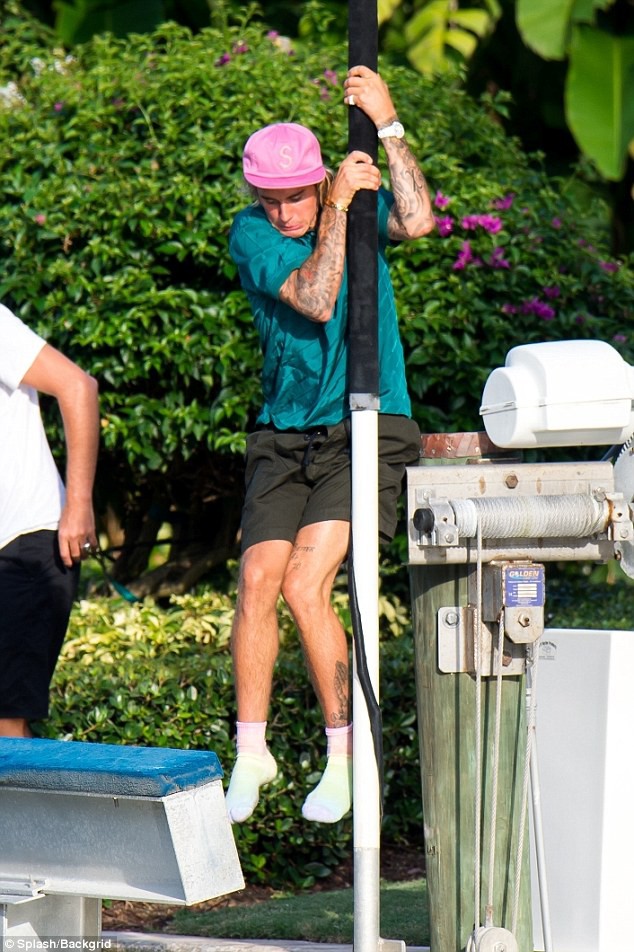 Justin Bieber lộ v&ograve;ng 3 lấp l&oacute; v&igrave; mặc nội y xuống hồ bơi, phấn kh&iacute;ch chạy nhảy đu cột sau khi đ&iacute;nh h&ocirc;n - Ảnh 8.