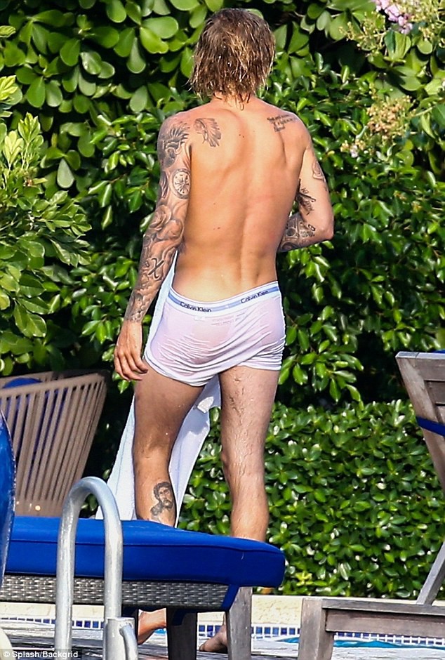Justin Bieber lộ v&ograve;ng 3 lấp l&oacute; v&igrave; mặc nội y xuống hồ bơi, phấn kh&iacute;ch chạy nhảy đu cột sau khi đ&iacute;nh h&ocirc;n - Ảnh 1.