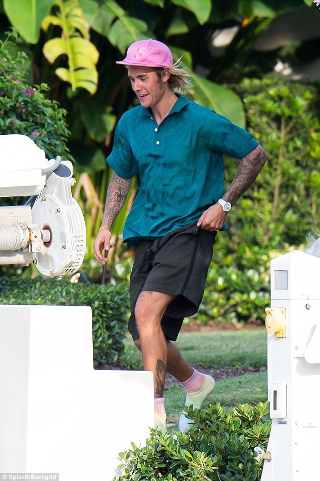Justin Bieber lộ v&ograve;ng 3 lấp l&oacute; v&igrave; mặc nội y xuống hồ bơi, phấn kh&iacute;ch chạy nhảy đu cột sau khi đ&iacute;nh h&ocirc;n - Ảnh 7.