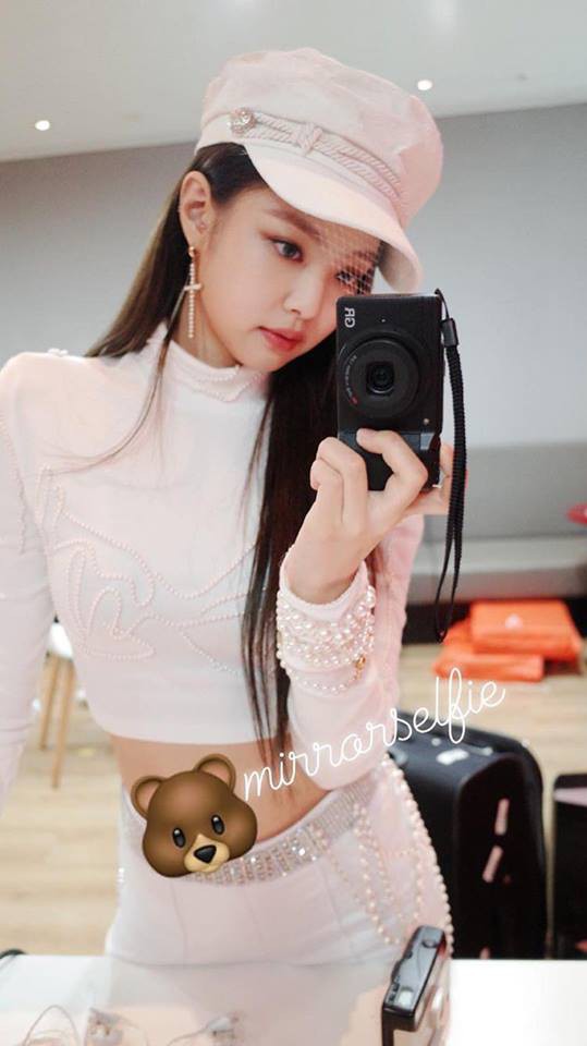 Dị biệt như stylist của Black Pink: cặp tóc bằng kẹp giấy, áo váy nhuộm tùm lum, chân váy chế thành váy quây - Ảnh 3.