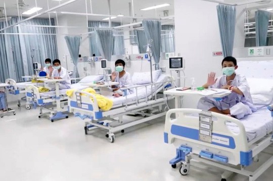 Đội b&oacute;ng mắc kẹt quay video cảm ơn lực lượng cứu hộ - Ảnh 3.