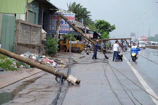 Lốc quật gãy hàng loạt trụ điện trên Quốc lộ 51 - Ảnh 5.