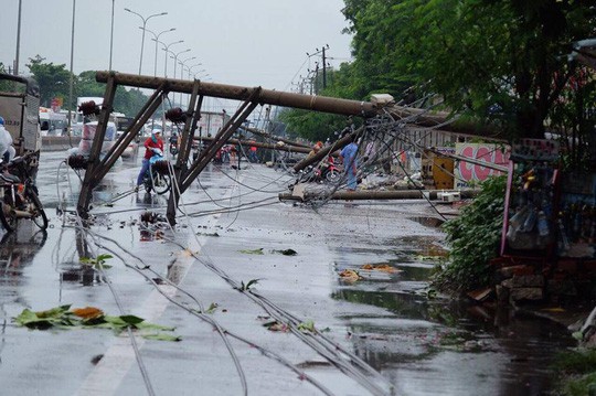 Lốc quật gãy hàng loạt trụ điện trên Quốc lộ 51 - Ảnh 6.