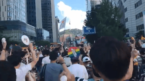 Cộng đồng LGBT H&agrave;n phấn kh&iacute;ch nhảy v&agrave; h&aacute;t Cheer Up (TWICE) khi diễu h&agrave;nh ngo&agrave;i đường - Ảnh 1.