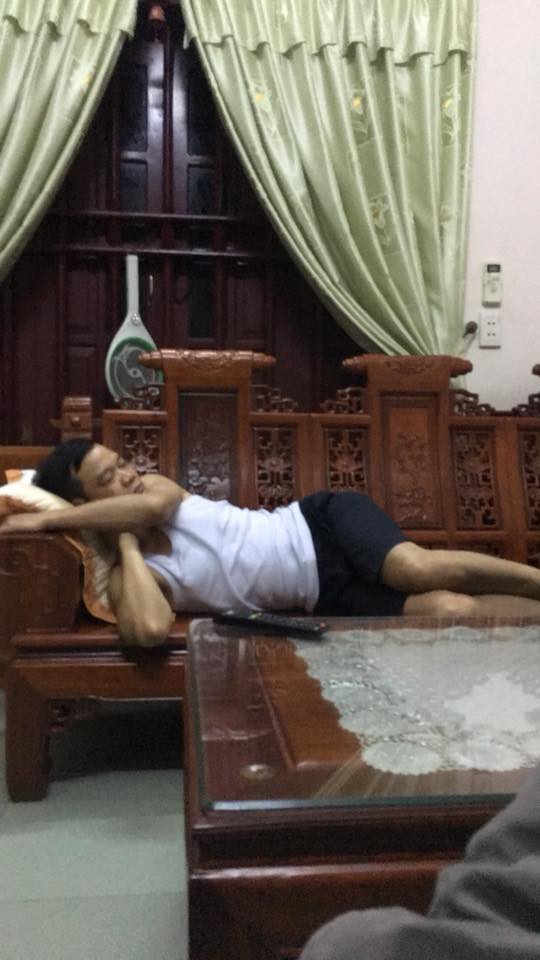 Giành TV cho bằng được xong ngủ, đòi tắt thì không cho, trên đời này chỉ có đồng chí bố! - Ảnh 3. Giành TV cho bằng được xong ngủ, đòi tắt thì không cho, trên đời này chỉ có đồng chí bố! - Ảnh 3.