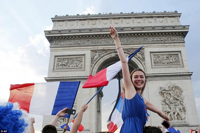 Chùm ảnh: Người Pháp đi bão trắng đêm sau khi đội nhà vô địch World Cup 2018 - Ảnh 6.