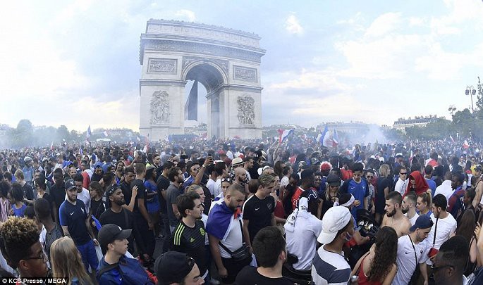 Chùm ảnh: Người Pháp đi bão trắng đêm sau khi đội nhà vô địch World Cup 2018 - Ảnh 7.