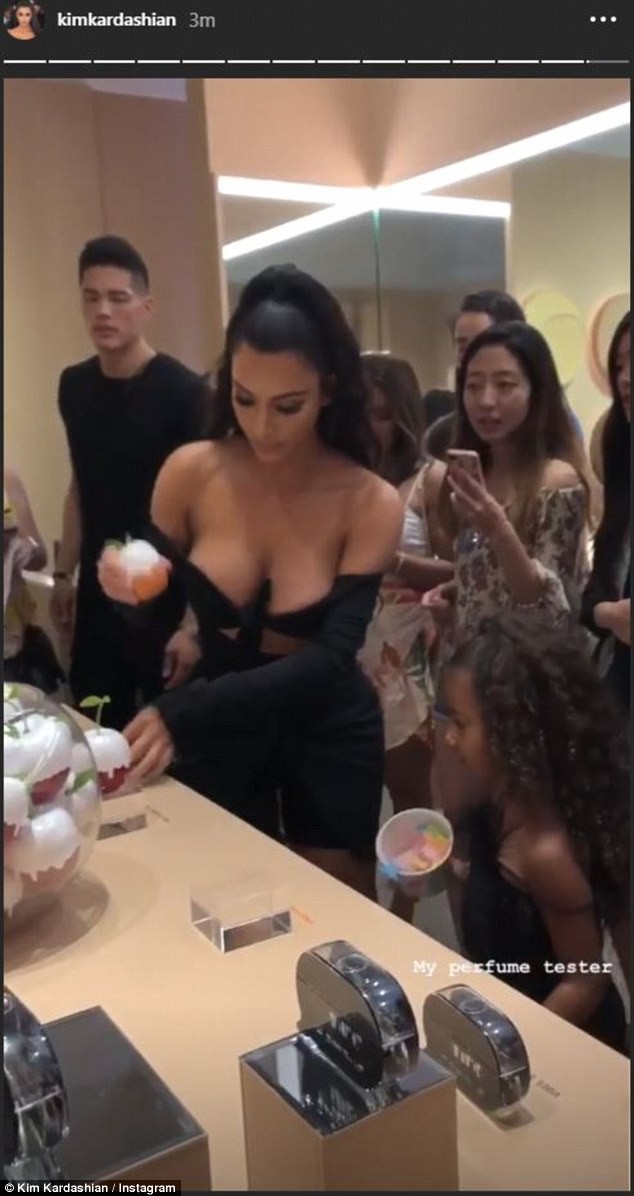 Kim Kardashian diện áo trễ nải suýt hớ hênh cả vòng 1 khủng khi cúi xuống - Ảnh 2.