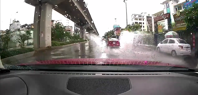 Nỗi lòng đi xe máy mùa mưa: Không sợ mưa như trút nước, chỉ sợ ô tô phóng nhanh tạt nước bẩn lên người - Ảnh 2.