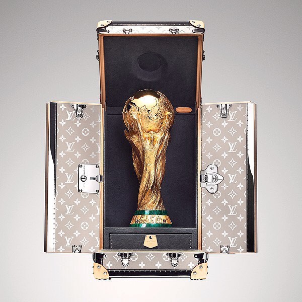 Trước khi đến tay đội vô địch, cúp vàng danh giá của World Cup 2018 được đặt trong vali Louis Vuitton sang chảnh nhường này - Ảnh 2.