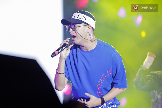 Sơn T&ugrave;ng M-TP diện cả c&acirc;y đồ hiệu, c&ugrave;ng fan đồng ca hit bự trong đ&ecirc;m nhạc tại Đ&agrave; Nẵng - Ảnh 6.