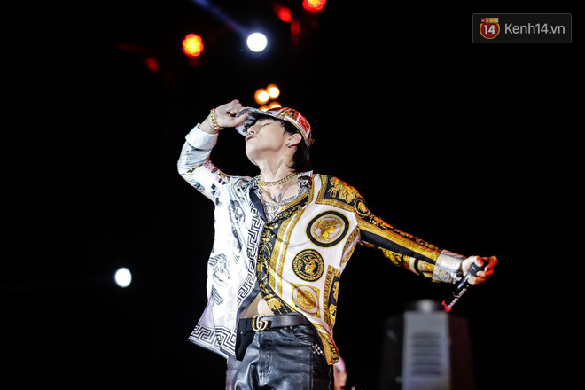 Sơn T&ugrave;ng M-TP diện cả c&acirc;y đồ hiệu, c&ugrave;ng fan đồng ca hit bự trong đ&ecirc;m nhạc tại Đ&agrave; Nẵng - Ảnh 2.