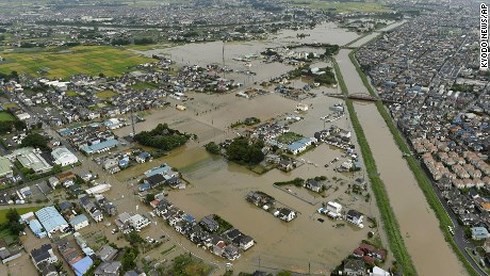 Nắng nóng sau mưa lũ ở Nhật Bản ảnh hưởng nghiêm trọng tới người dân - Ảnh 1.